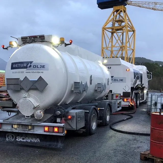 Hvit tankbil henter farlig avfall